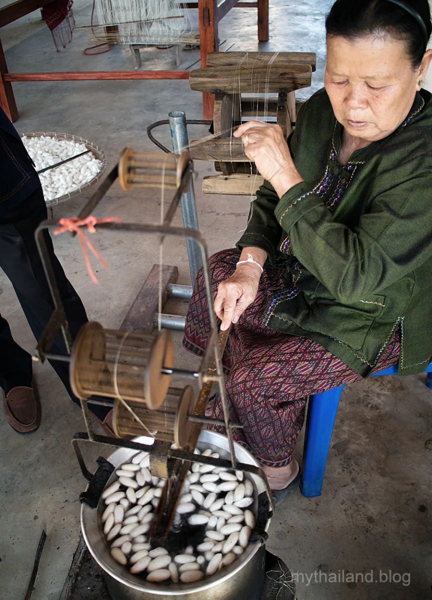 Ươm tơ thủ công ở Thái Lan.