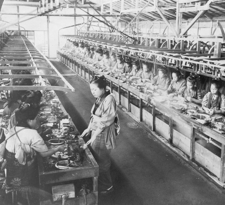 Hình chụp bên trong 1 xưởng ươm tở ở Nhật Bản năm 1905.